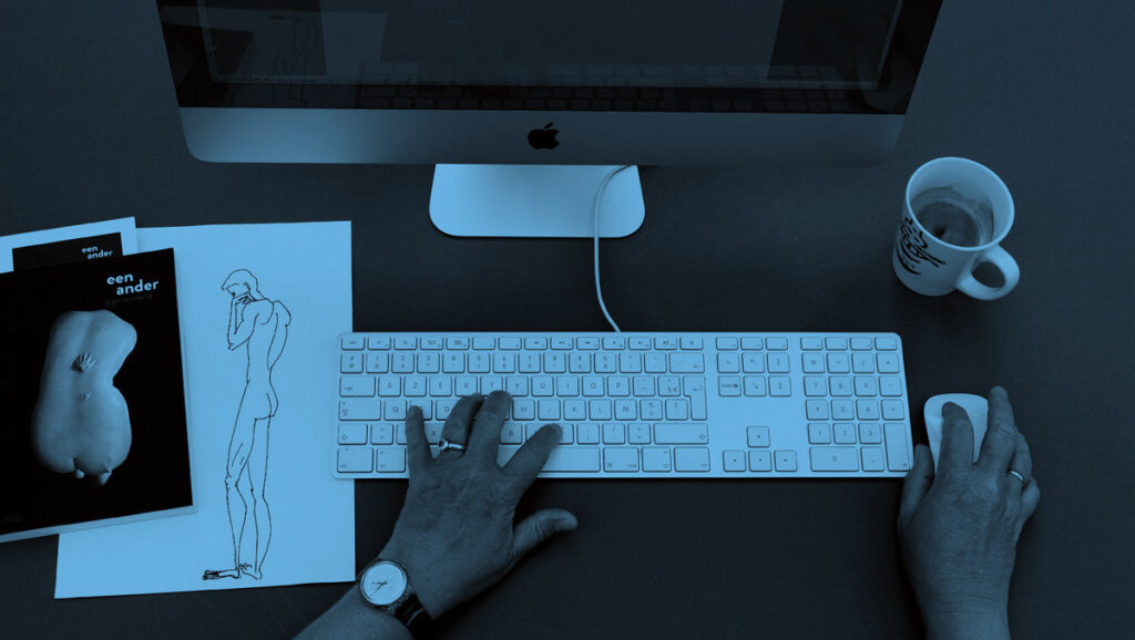 Een computer, twee handen, een werkend brein én een kop koffie: de werkinstrumenten van een freelance copywriter.